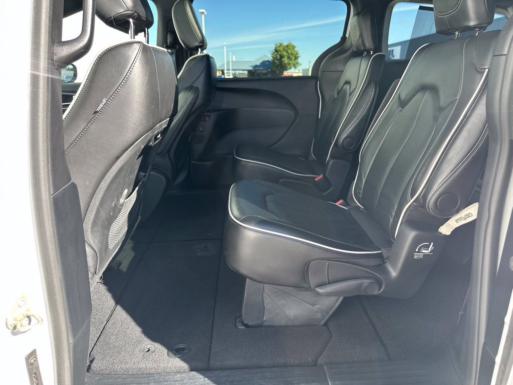 Used 2025 Chrysler Pacifica Limited FWD image 17