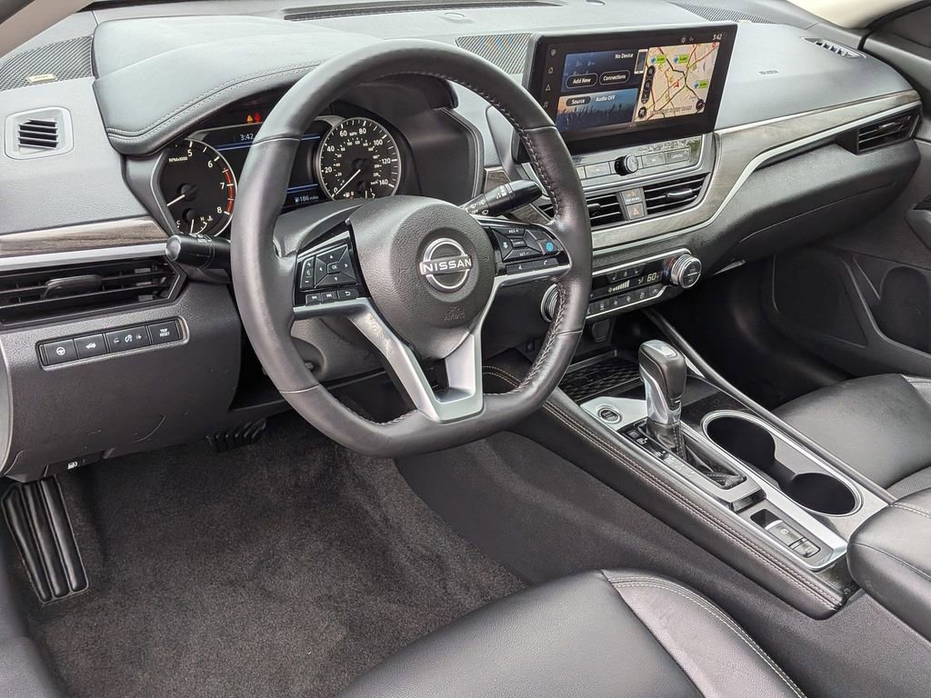 Used 2025 Nissan Altima 2.5 SL FWD image 11