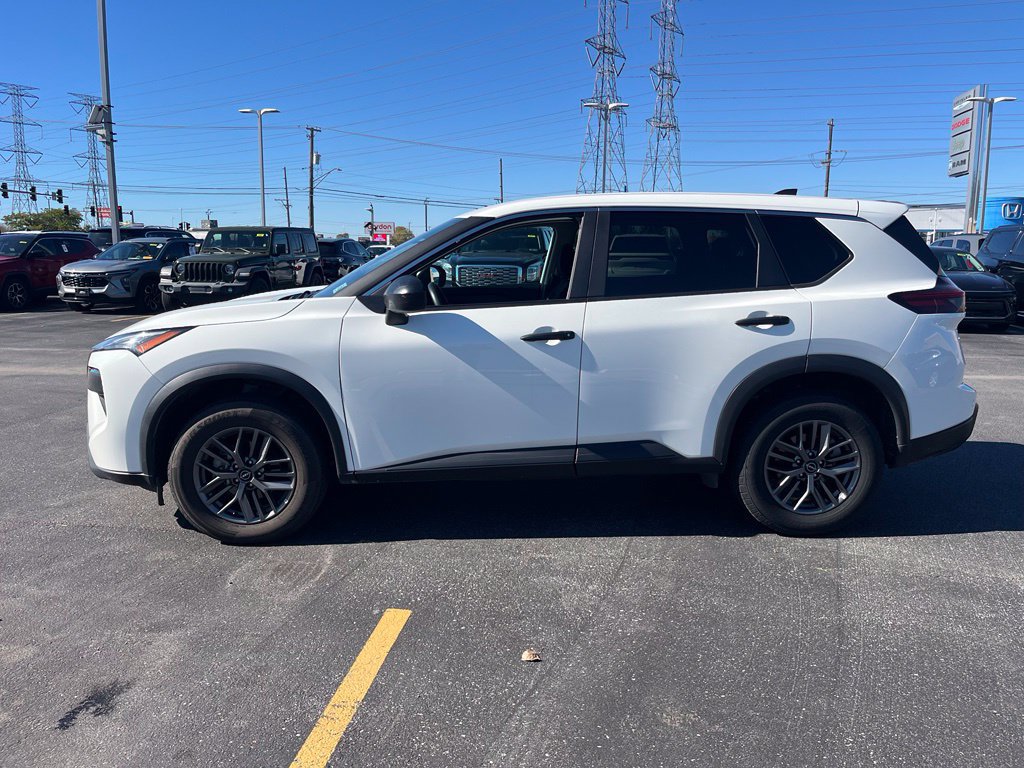 Used 2024 Nissan Rogue S AWD/4WD image 3