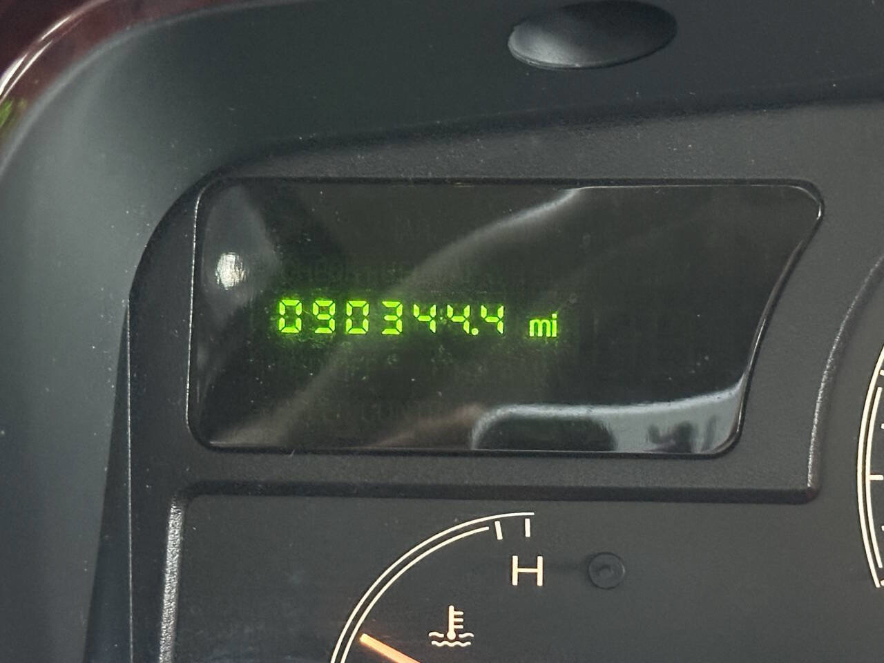 Used 2004 Lincoln Town Car Executive image 24