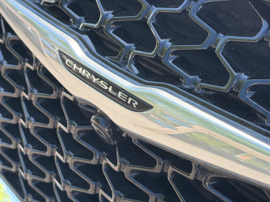 Used 2023 Chrysler Pacifica Touring-L image 13