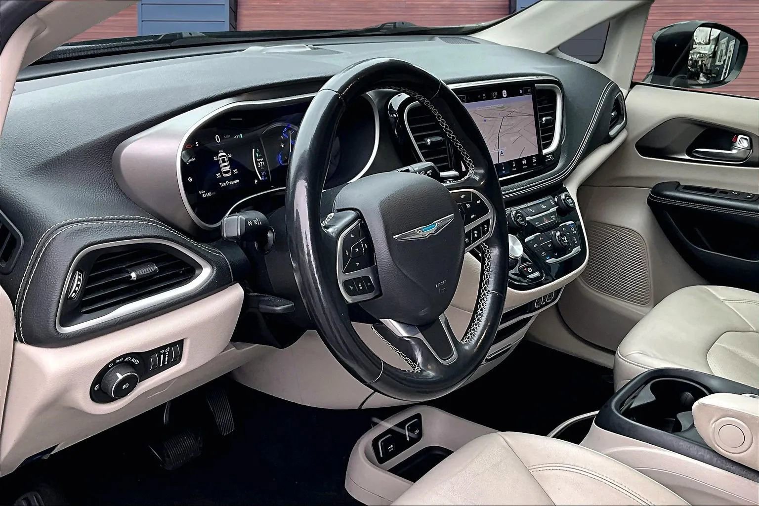 Used 2021 Chrysler Pacifica Touring-L image 14