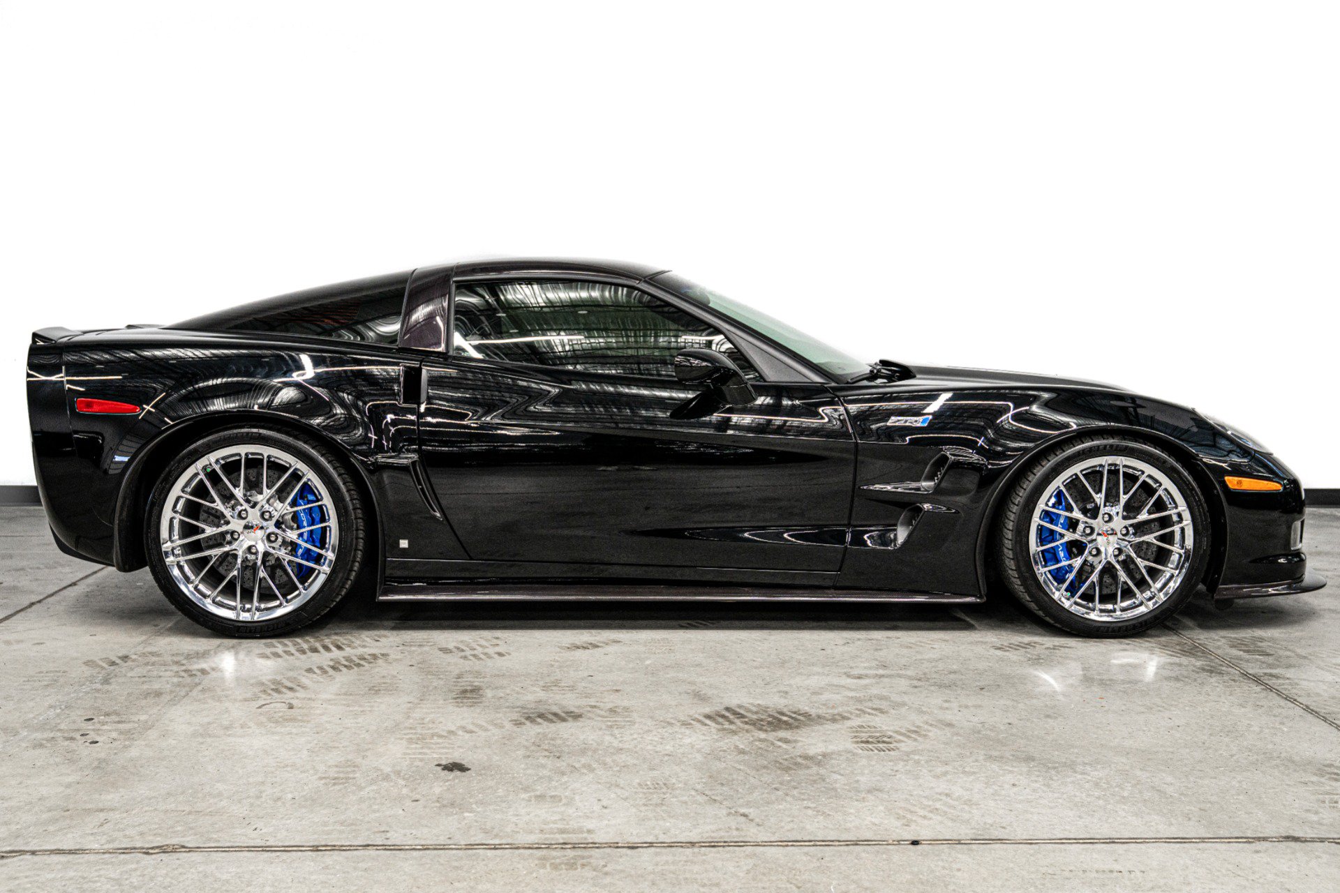 Used 2009 Chevrolet Corvette ZR1 w/ Preferred Equipment Group RWD image 42