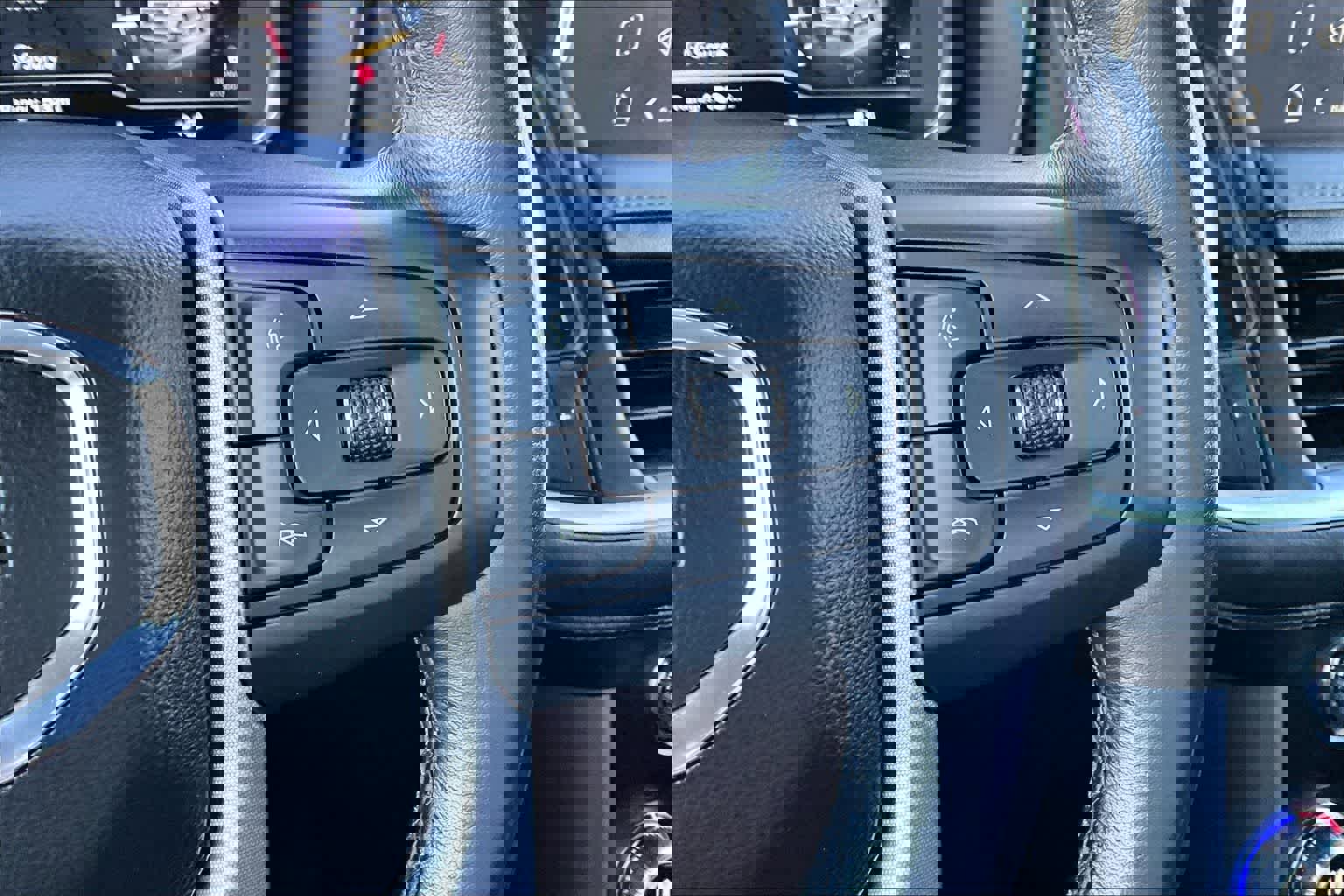 Used 2023 GMC Yukon SLE image 26