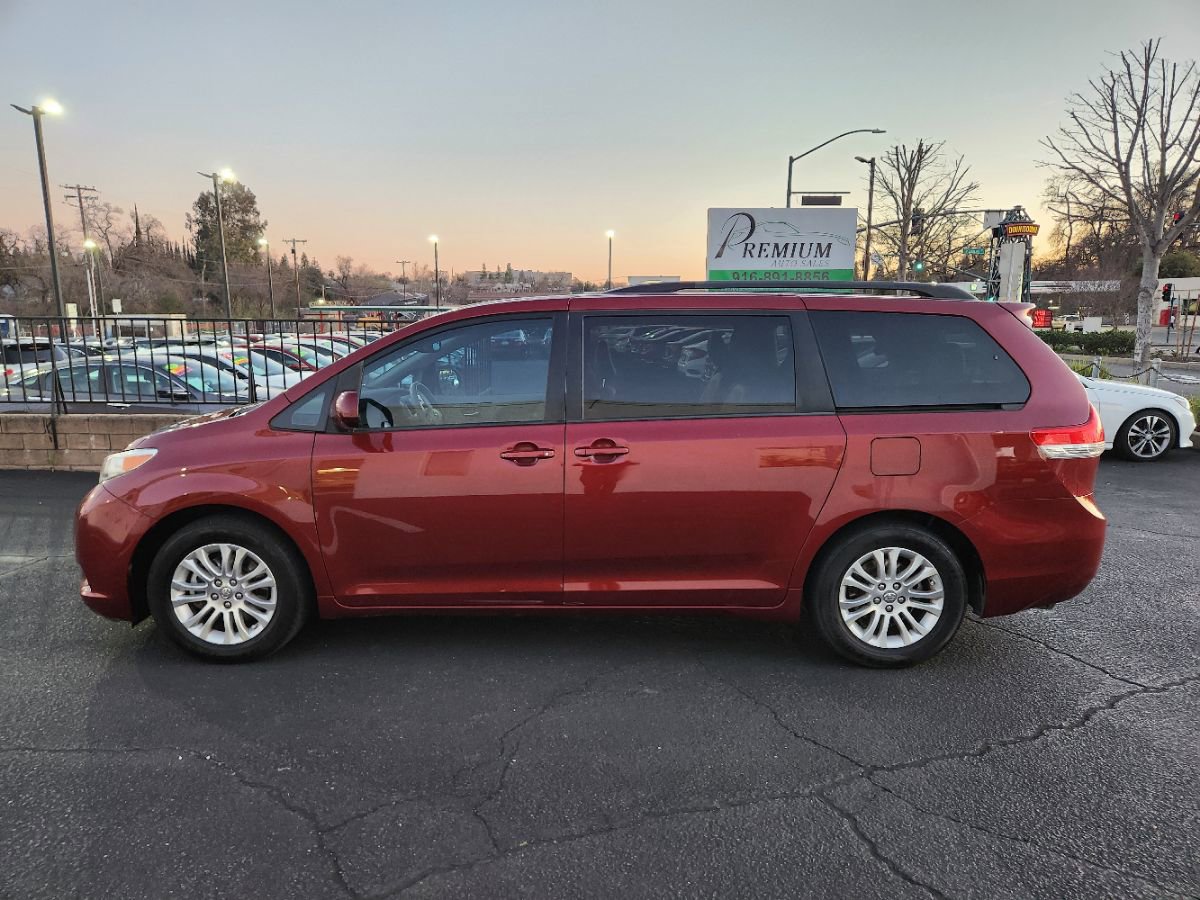Used 2012 Toyota Sienna XLE image 2