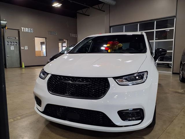 Used 2024 Chrysler Pacifica Select image 3
