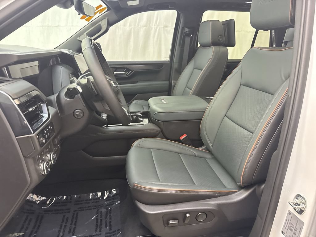 Used 2025 GMC Yukon AT4 w/ AT4 Premium Plus Package AWD/4WD image 9