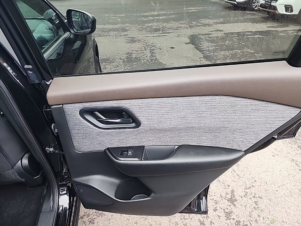 Used 2023 Nissan Rogue S image 27