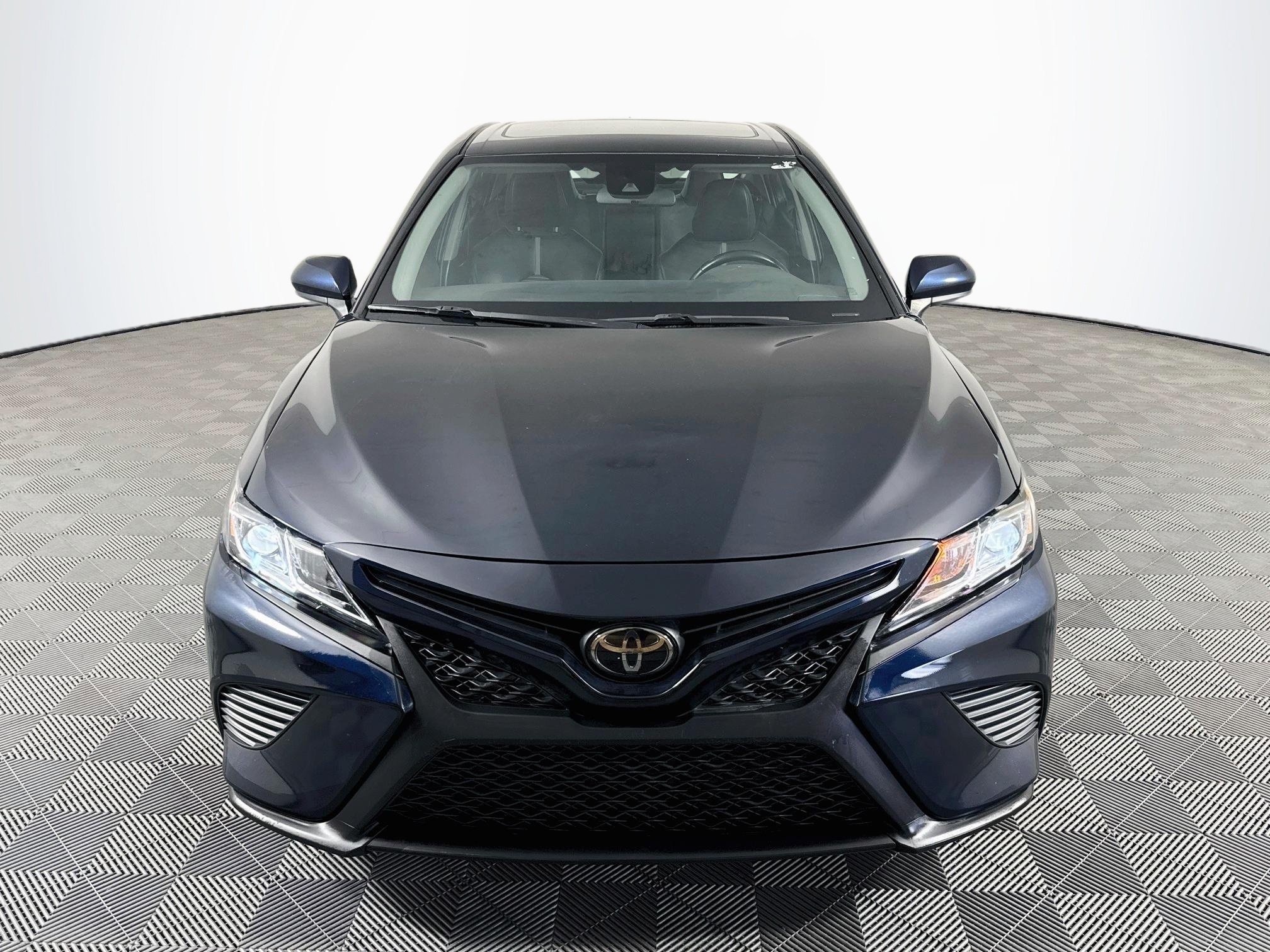 Used 2020 Toyota Camry SE FWD image 2