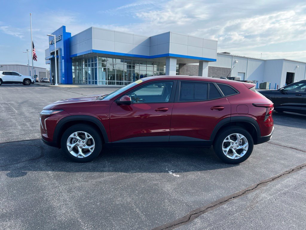 Used 2024 Chevrolet Trax LS w/ LS Convenience Package FWD image 4