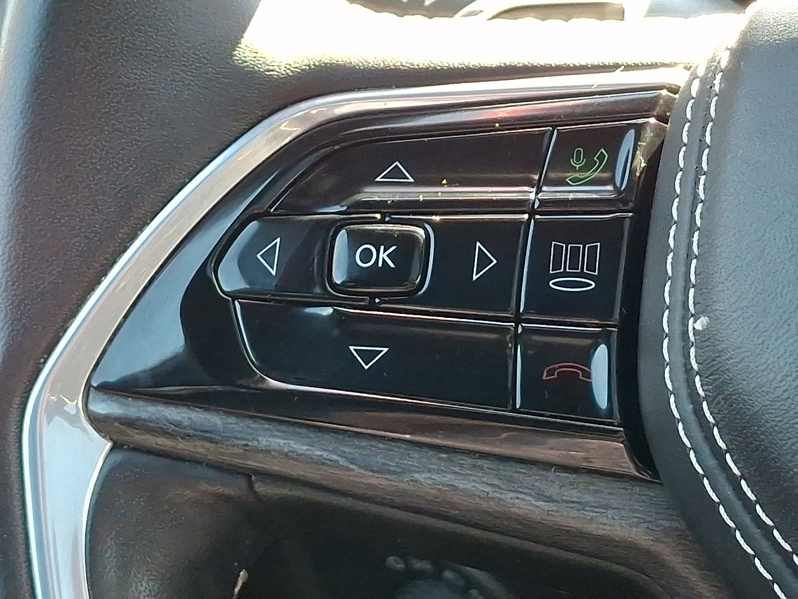 Certified 2022 Jeep Grand Cherokee Overland w/ Luxury Tech Group IV image 26