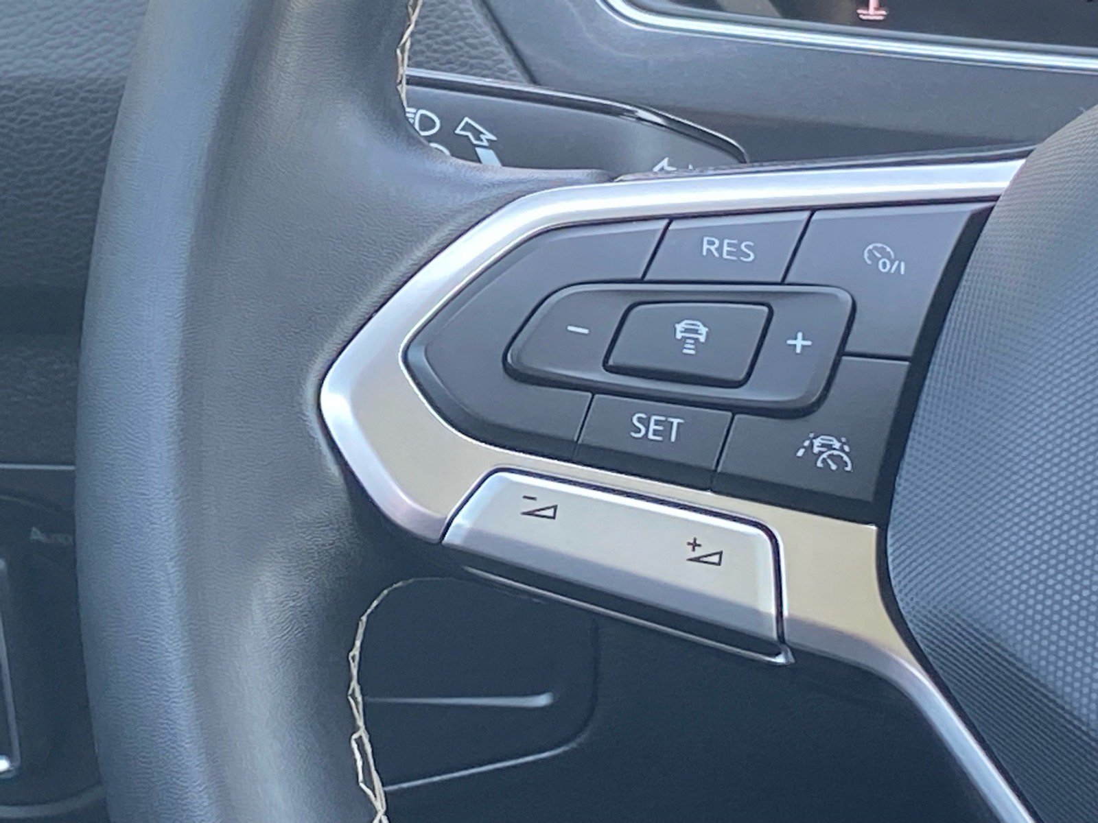 Used 2023 Volkswagen Tiguan SE w/ Panoramic Sunroof Package FWD image 6