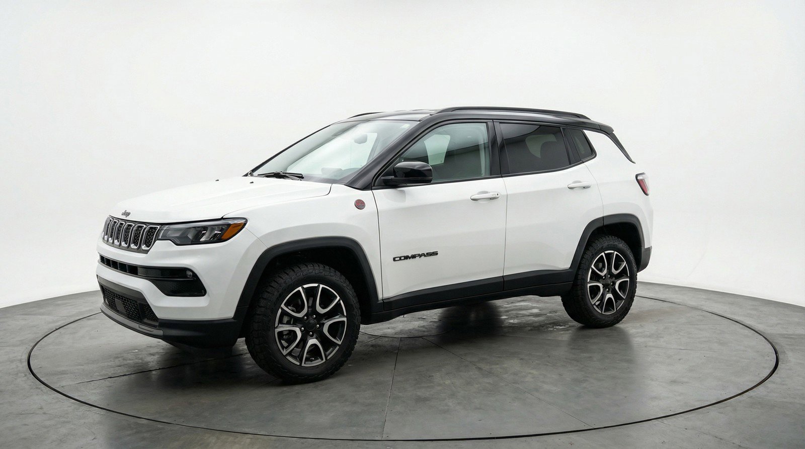 Used 2025 Jeep Compass Trailhawk AWD/4WD image 3