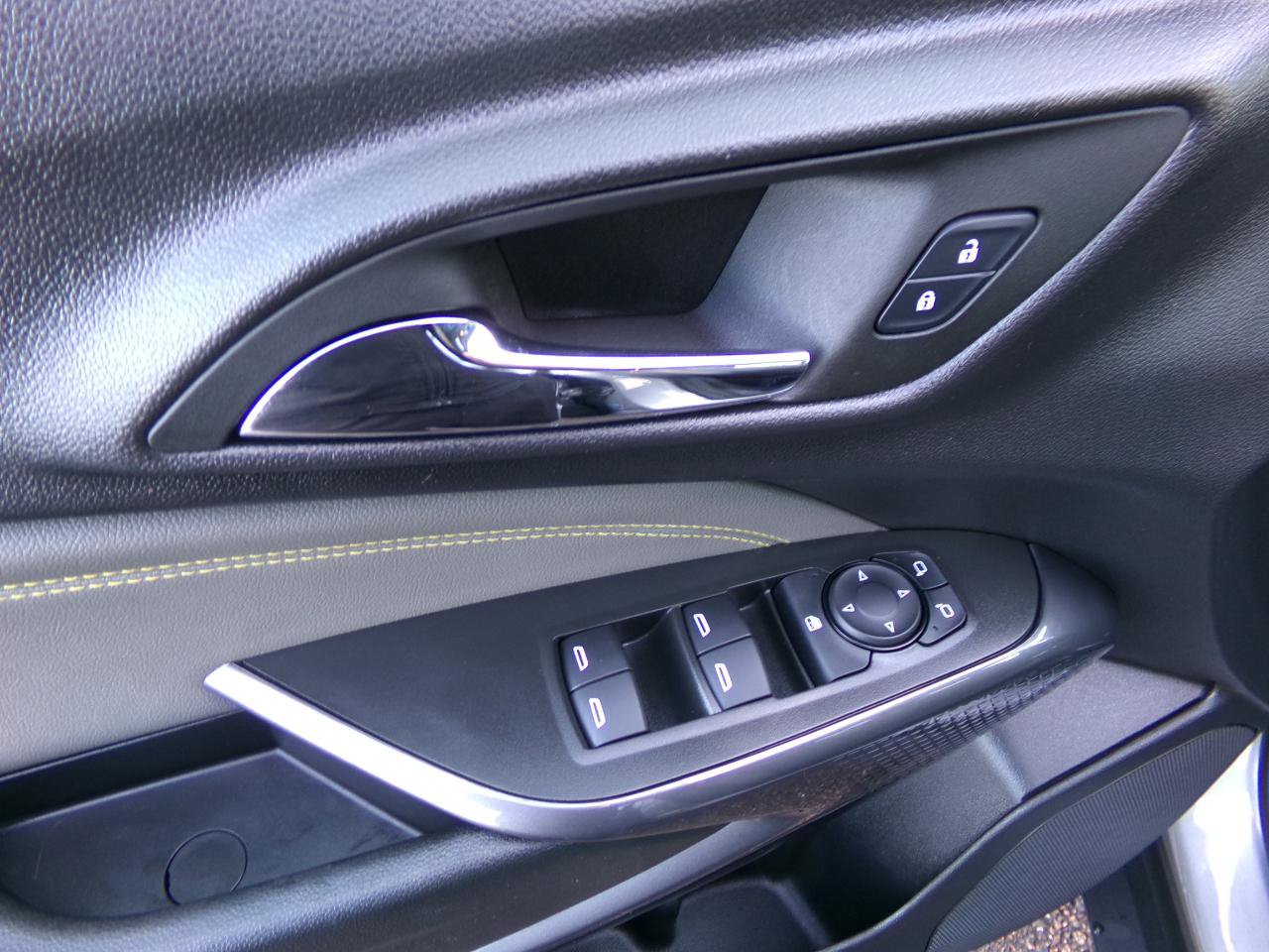 Used 2025 Chevrolet Trax ACTIV w/ Sunroof Package FWD image 11
