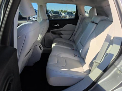 Used 2021 Jeep Cherokee Latitude Lux w/ Comfort/Convenience Group FWD image 6
