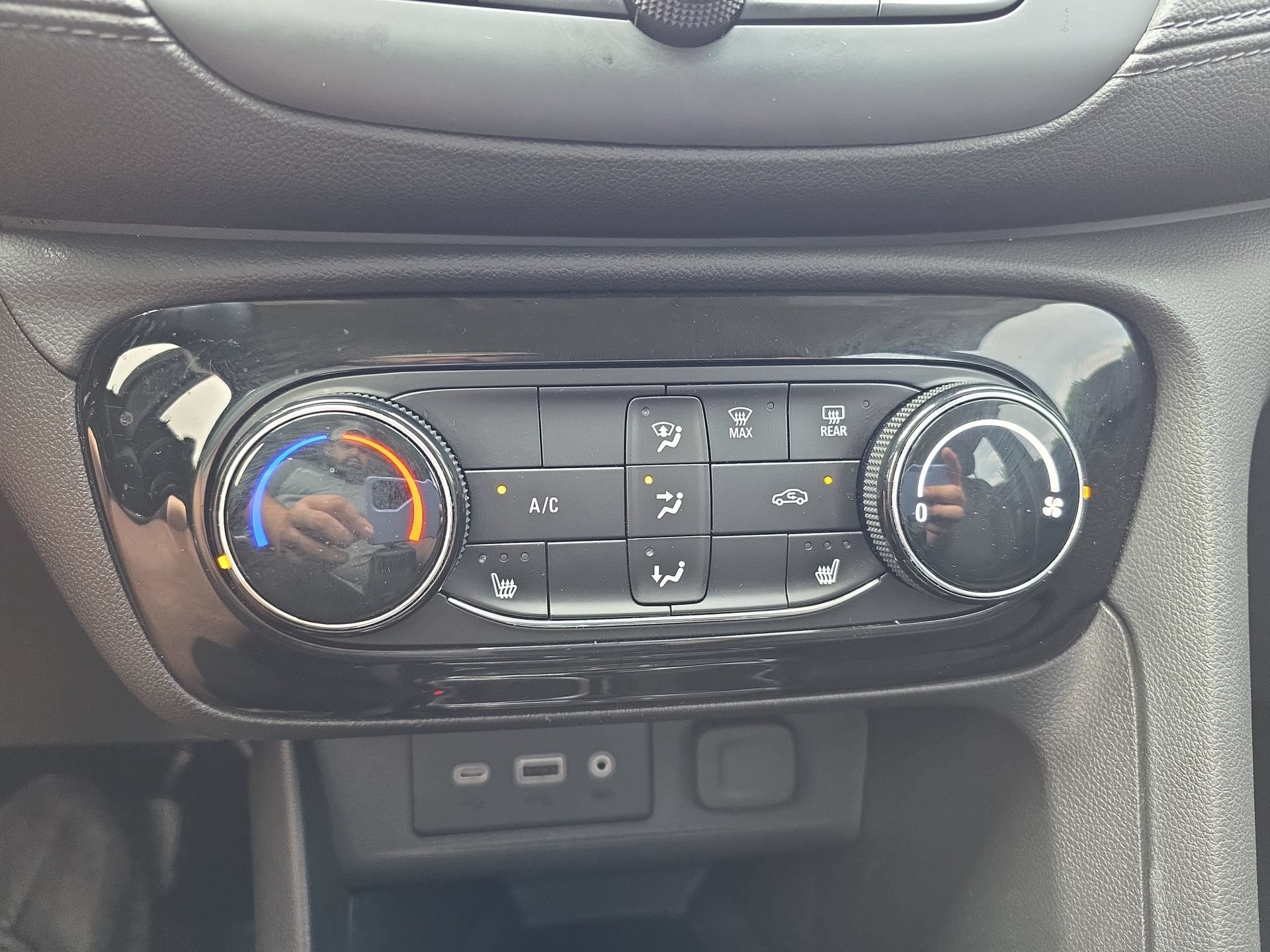 Used 2023 Buick Encore GX Preferred w/ Cold Weather Comfort Package FWD image 23