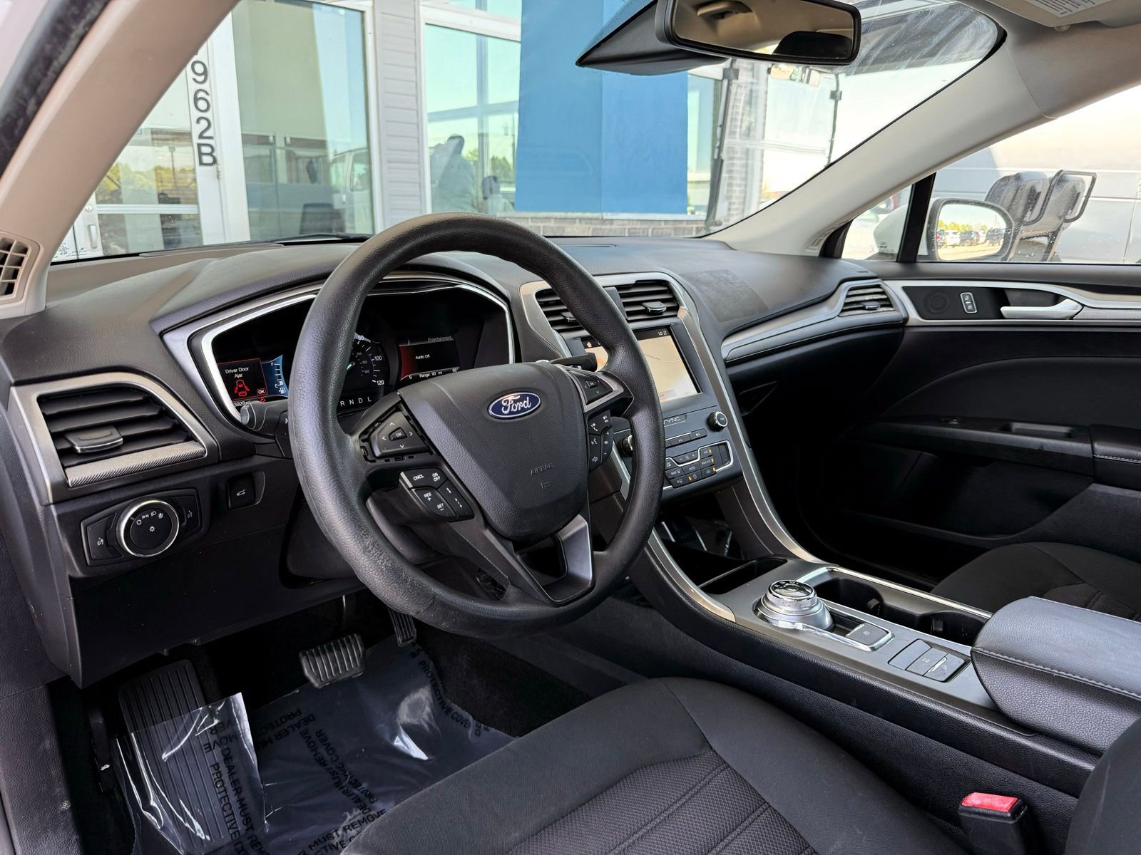 Used 2019 Ford Fusion SE FWD image 15