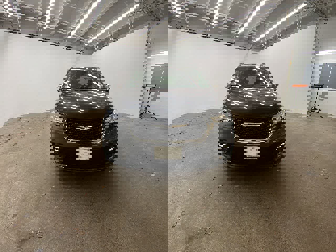 Used 2023 Chrysler Pacifica Limited image 9