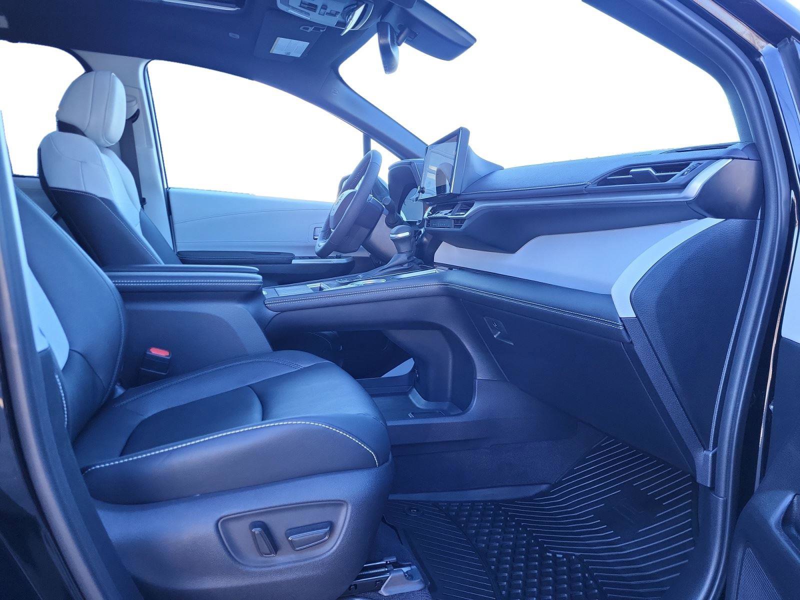 Used 2025 Toyota Sienna XSE image 28