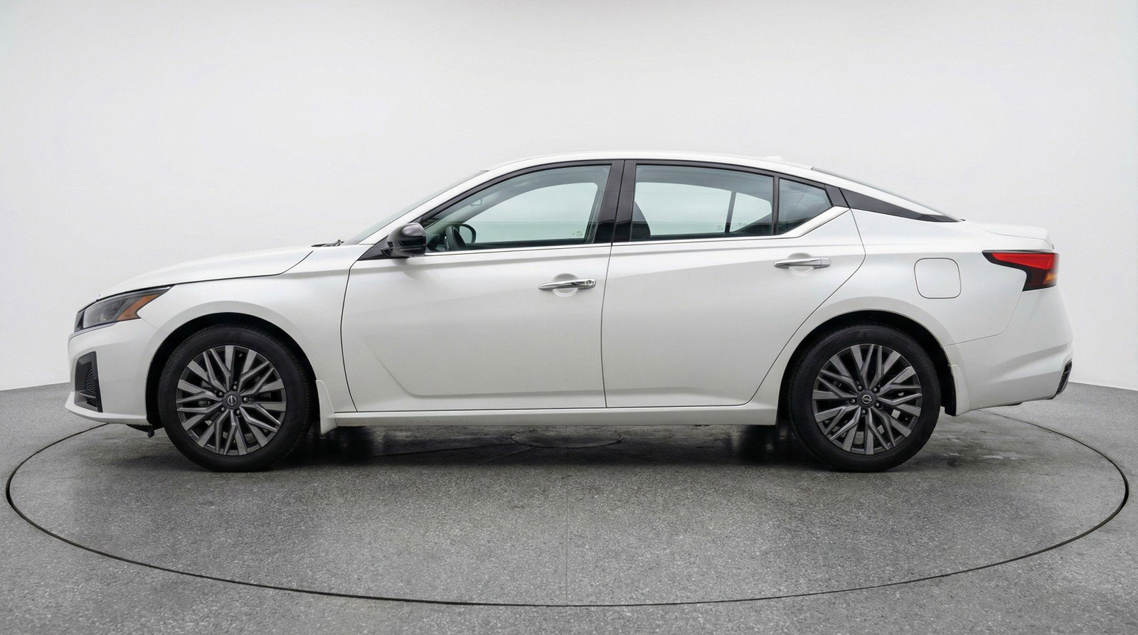 Used 2025 Nissan Altima 2.5 SV FWD image 5