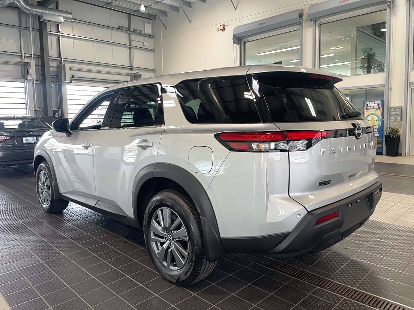 Used 2025 Nissan Pathfinder S AWD/4WD image 17