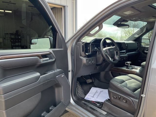 Used 2025 Chevrolet Silverado 1500 LT Trail Boss w/ Convenience Package II AWD/4WD image 9
