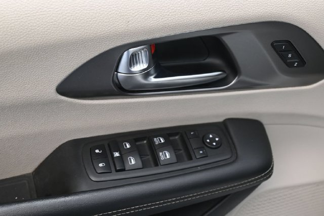 Used 2023 Chrysler Pacifica Touring-L FWD image 12