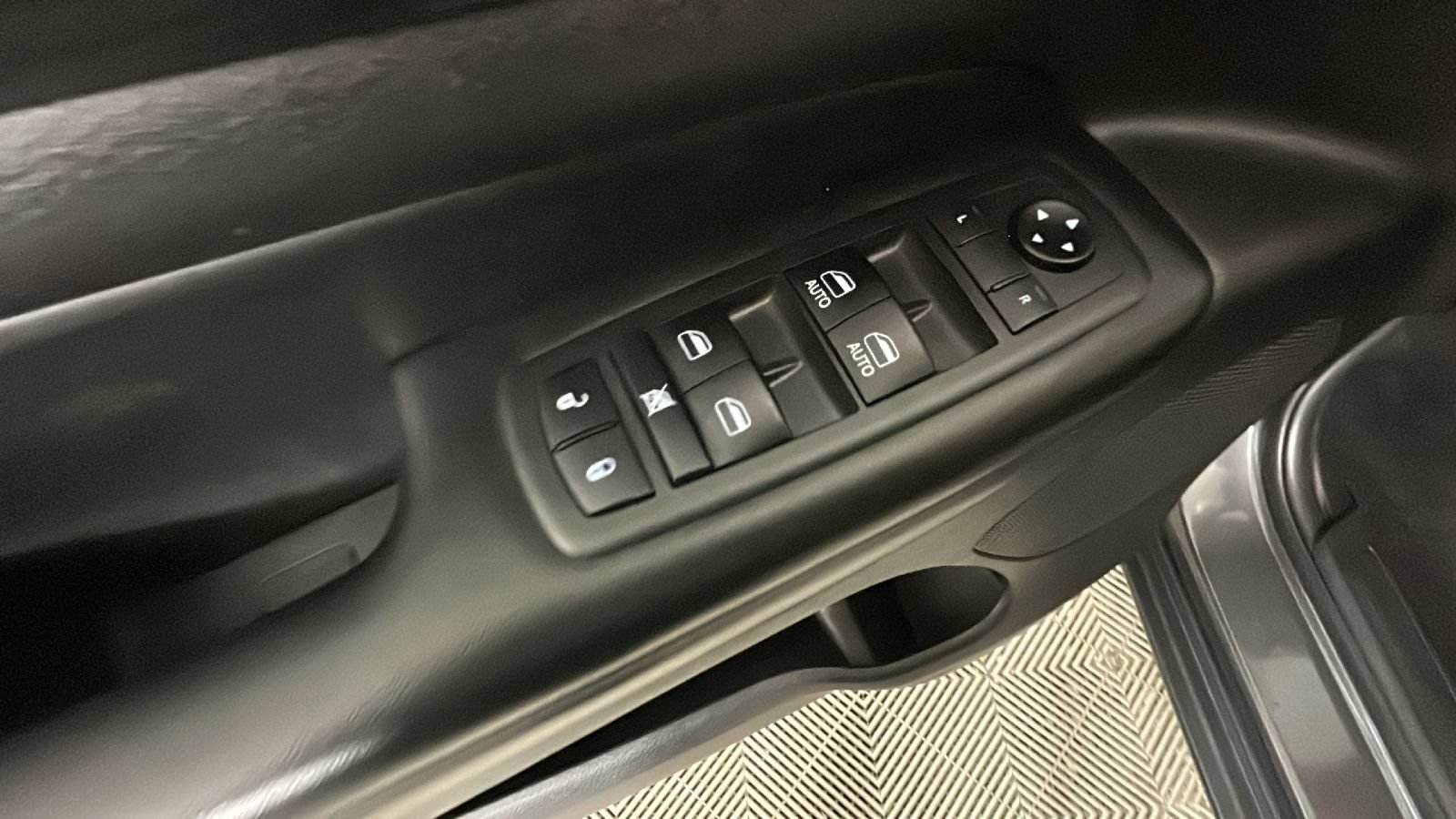 Used 2019 Jeep Grand Cherokee Laredo AWD/4WD image 11