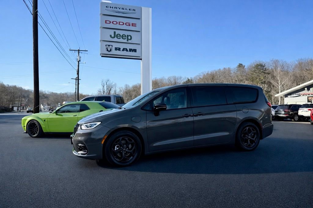 Used 2023 Chrysler Pacifica Limited w/ S Appearance Package image 13