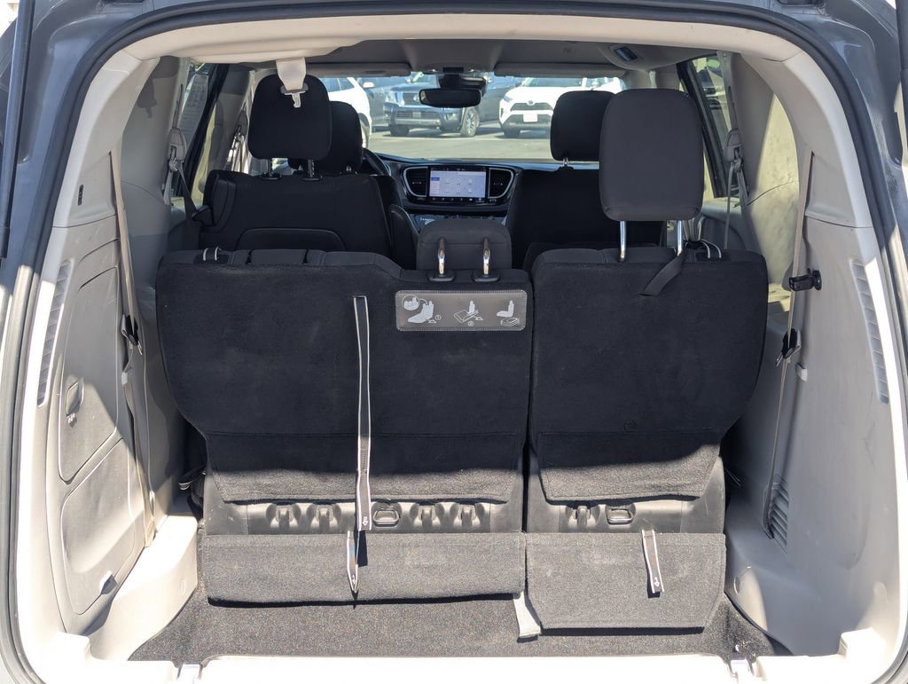 Used 2021 Chrysler Pacifica Touring image 31