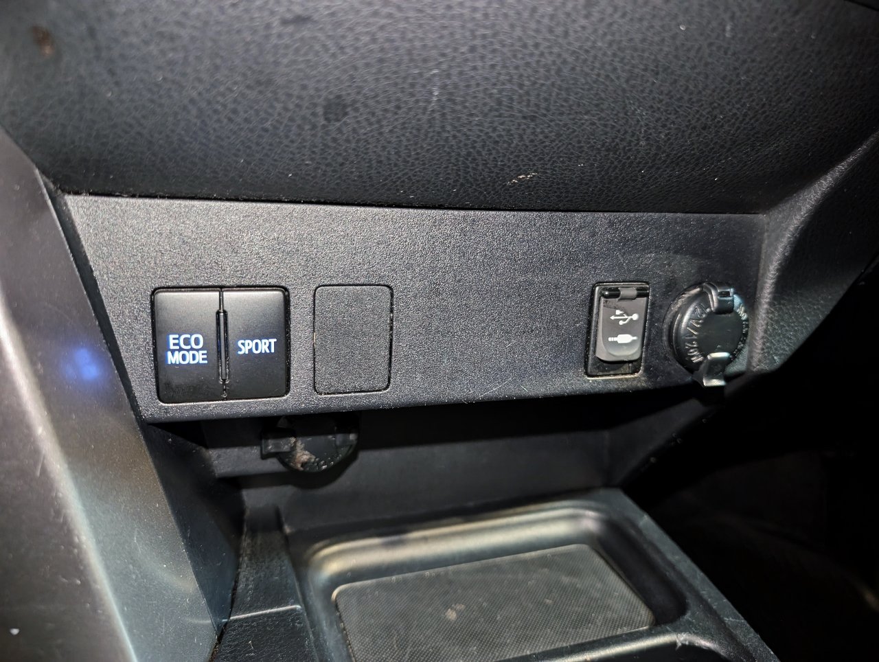 Used 2017 Toyota RAV4 LE w/ All Weather Liner Package AWD/4WD image 39