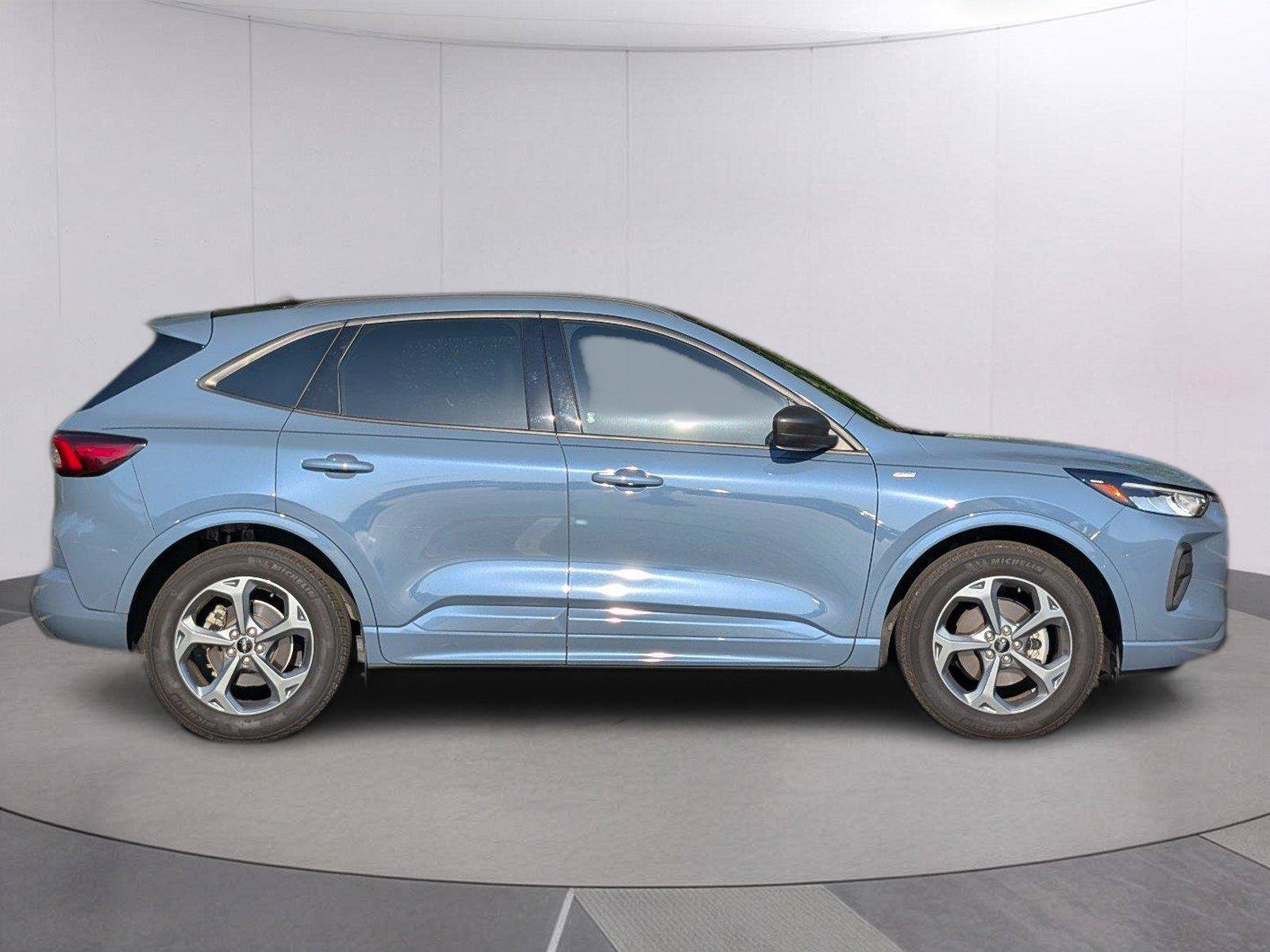 Used 2024 Ford Escape ST-Line w/ Cold Weather Package FWD image 8