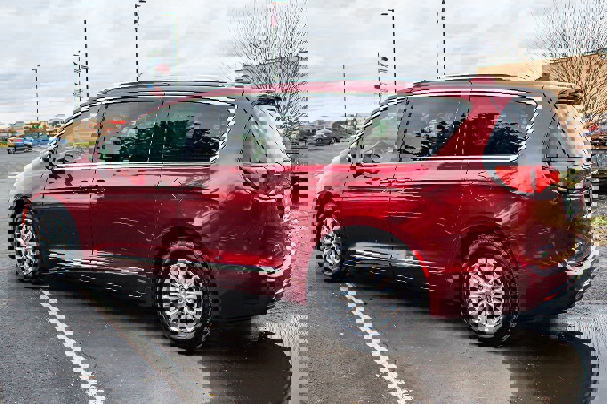 Used 2019 Chrysler Pacifica Touring-L image 6