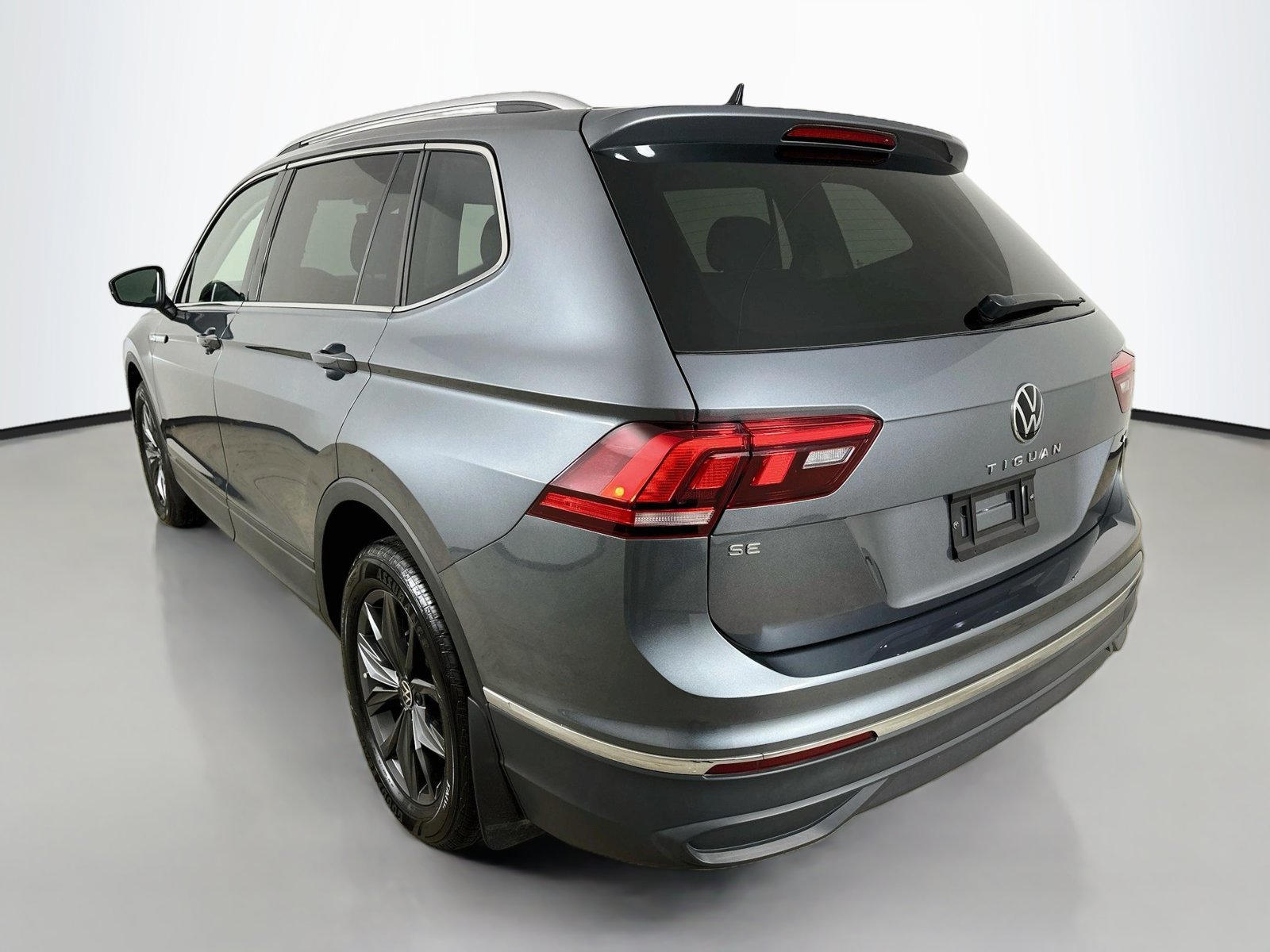 Certified 2024 Volkswagen Tiguan SE w/ Panoramic Sunroof Package AWD/4WD image 7