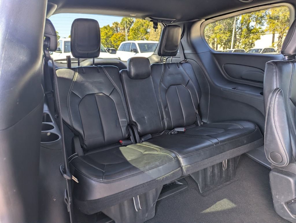 Used 2025 Chrysler Pacifica Select image 15