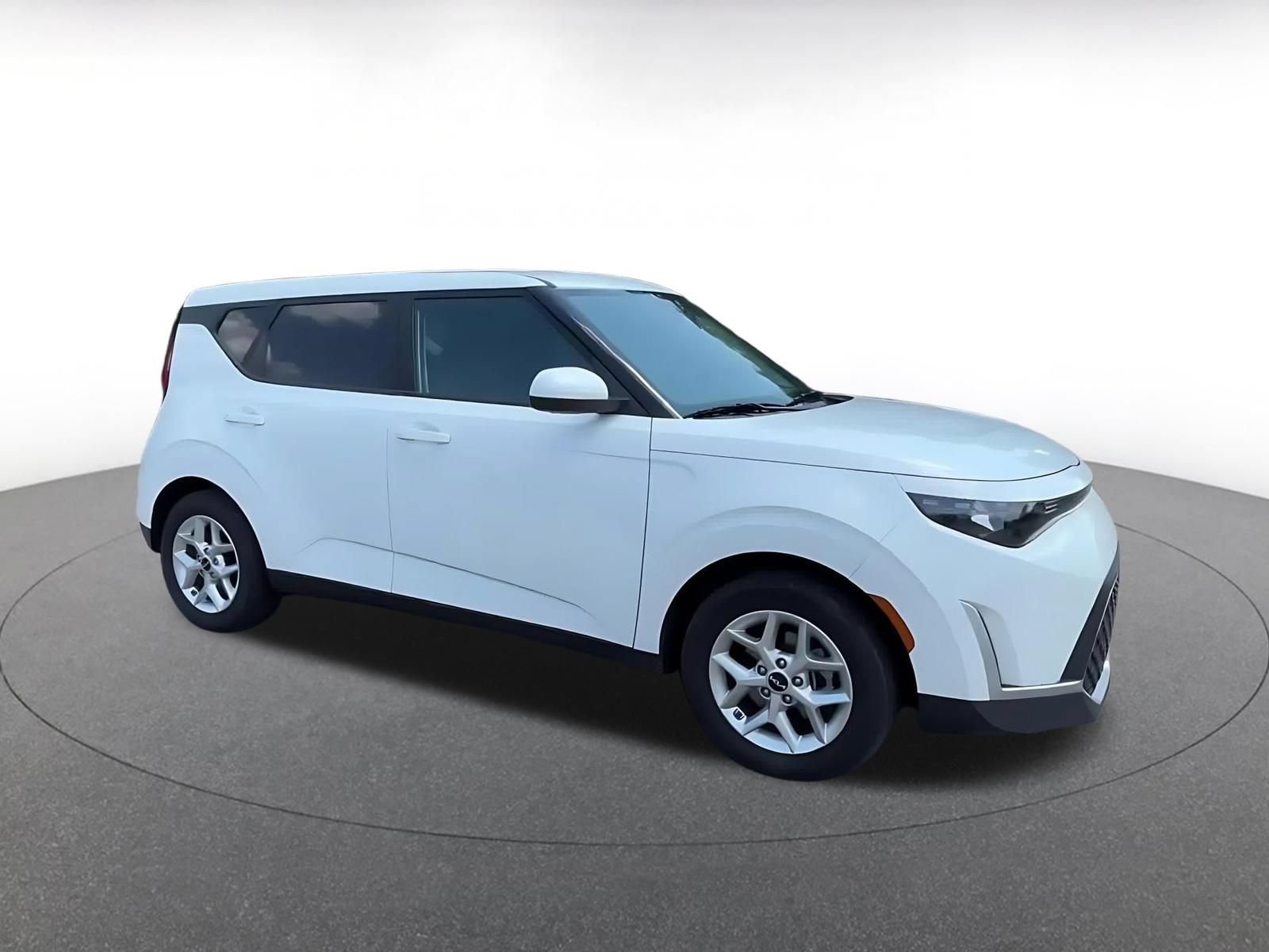Used 2025 Kia Soul LX w/ LX Technology Package FWD image 2