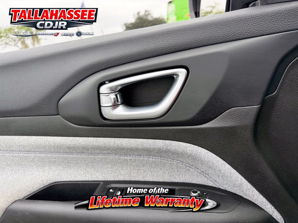 Used 2025 Jeep Compass Latitude AWD/4WD image 20