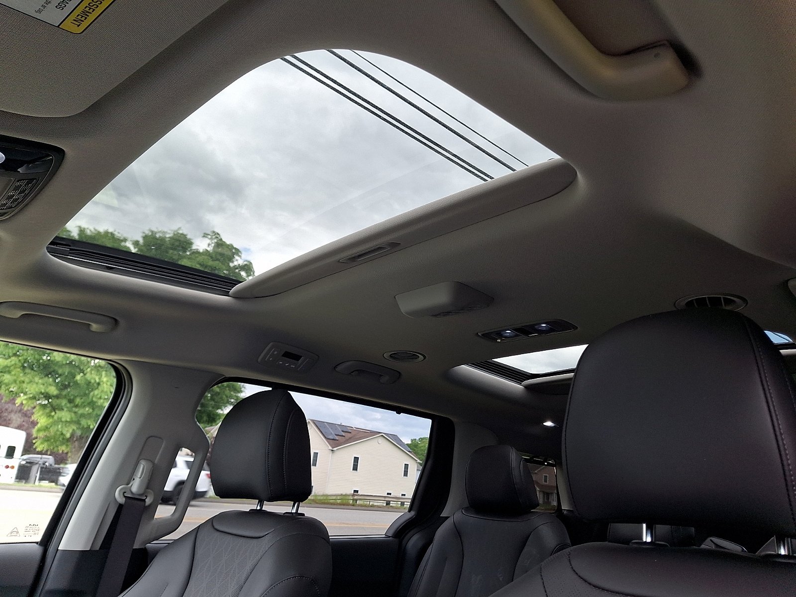 Used 2026 Kia Carnival SX w/ SX Dark Edition Package FWD image 16