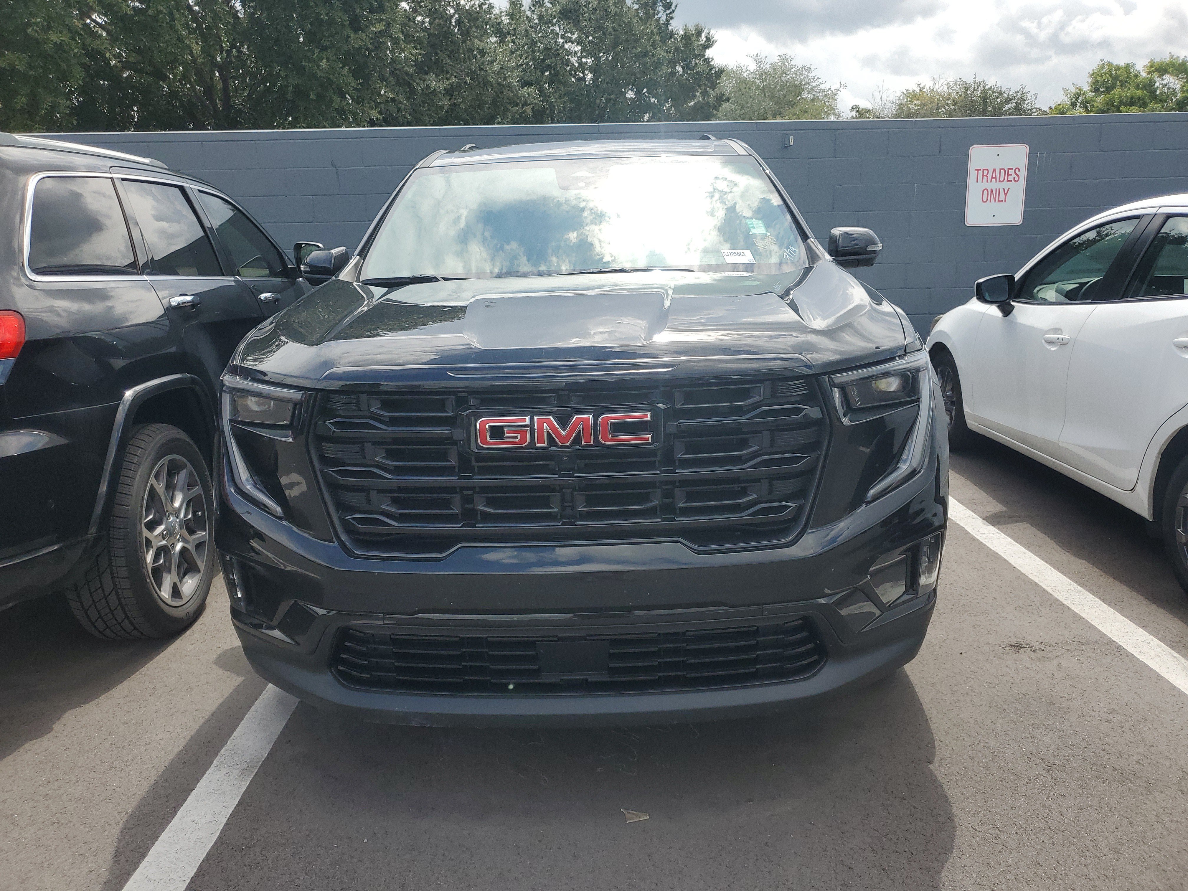 Used 2025 GMC Acadia Elevation w/ Elevation Premium Package FWD image 3