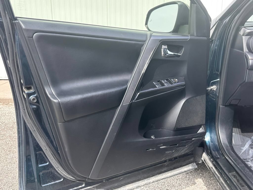 Used 2018 Toyota RAV4 SE w/ Power Extra Value Package AWD/4WD image 17