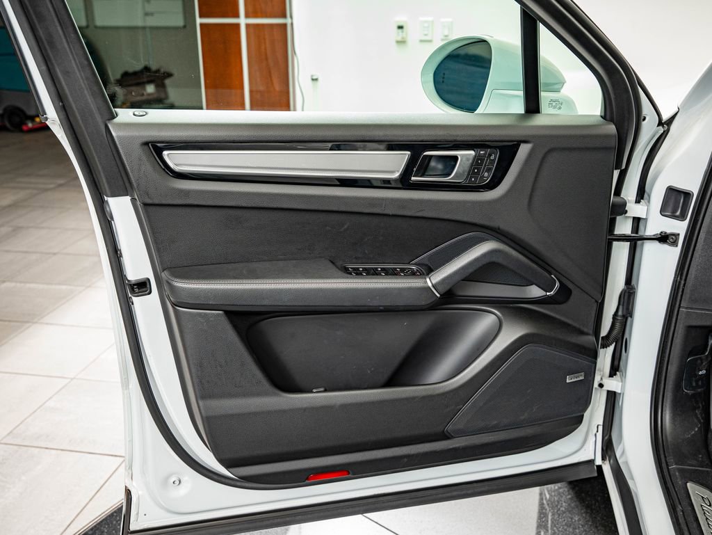 Certified 2023 Porsche Cayenne Platinum Edition image 25