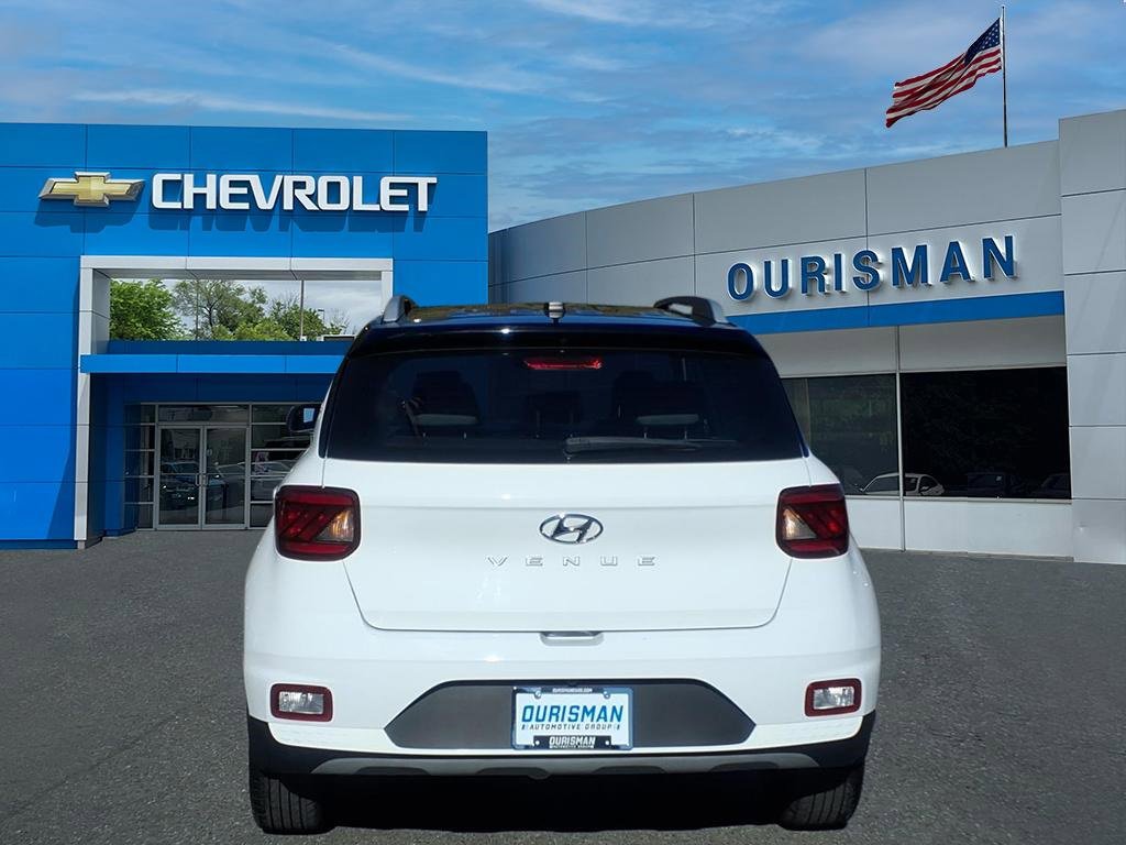 Used 2023 Hyundai Venue Limited image 3