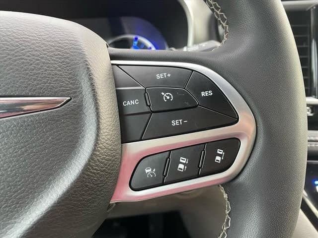 Used 2022 Chrysler Pacifica Touring-L image 16