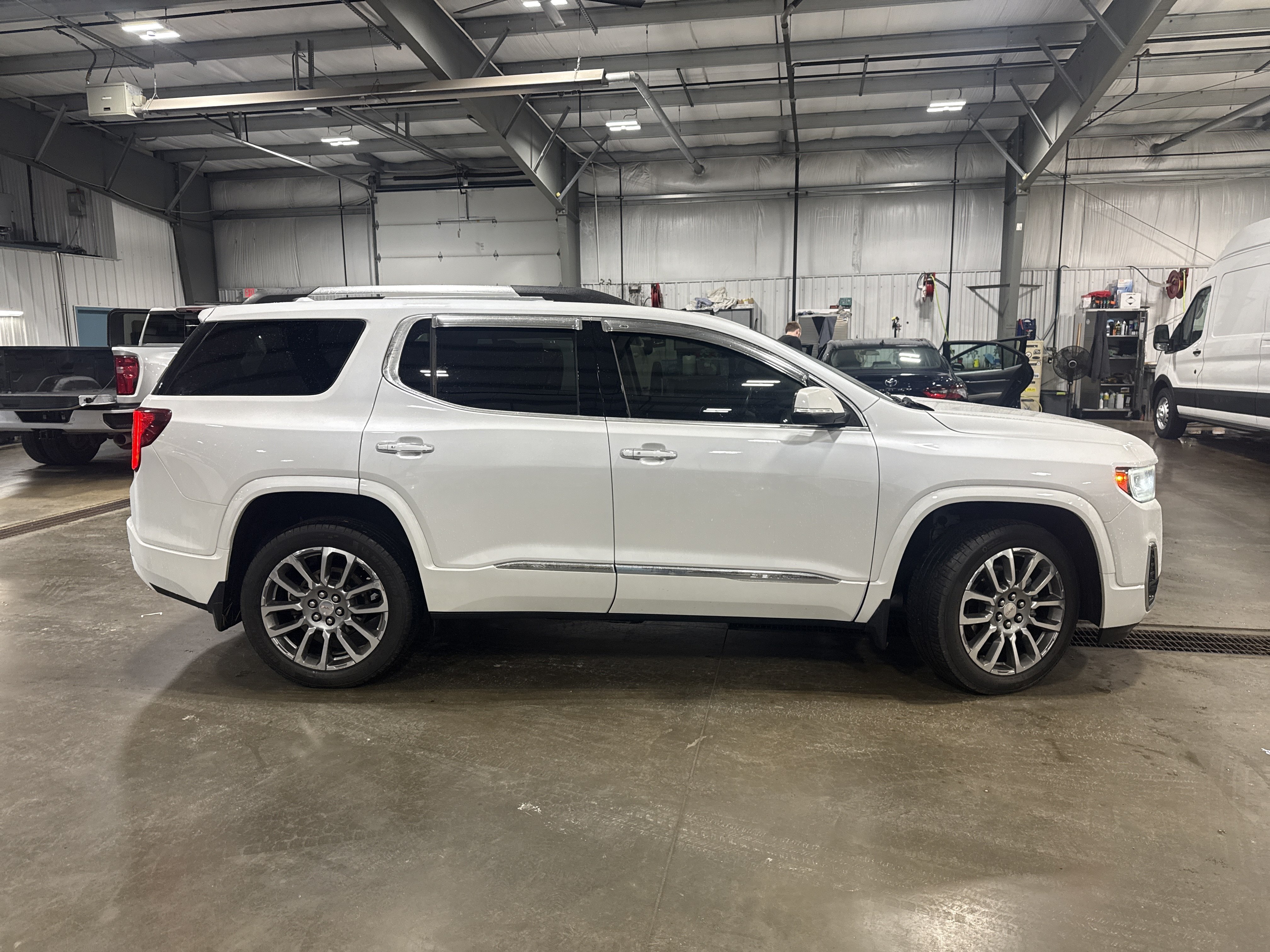 Used 2022 GMC Acadia Denali w/ GMC Pro Grade Package AWD/4WD image 2