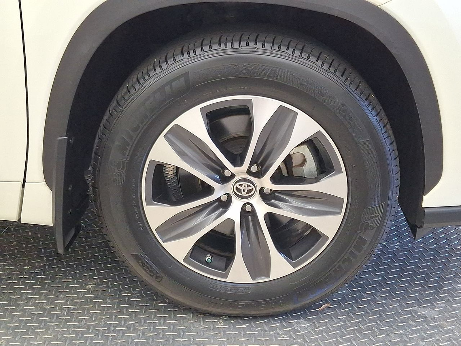 Certified 2020 Toyota Highlander XLE AWD/4WD image 31