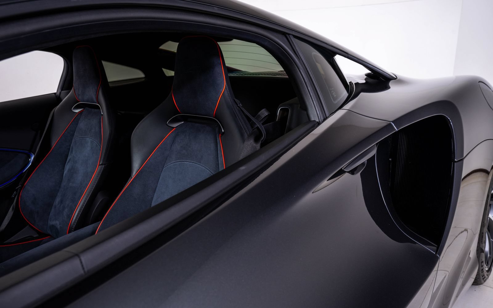 Used 2025 McLaren Artura RWD image 13