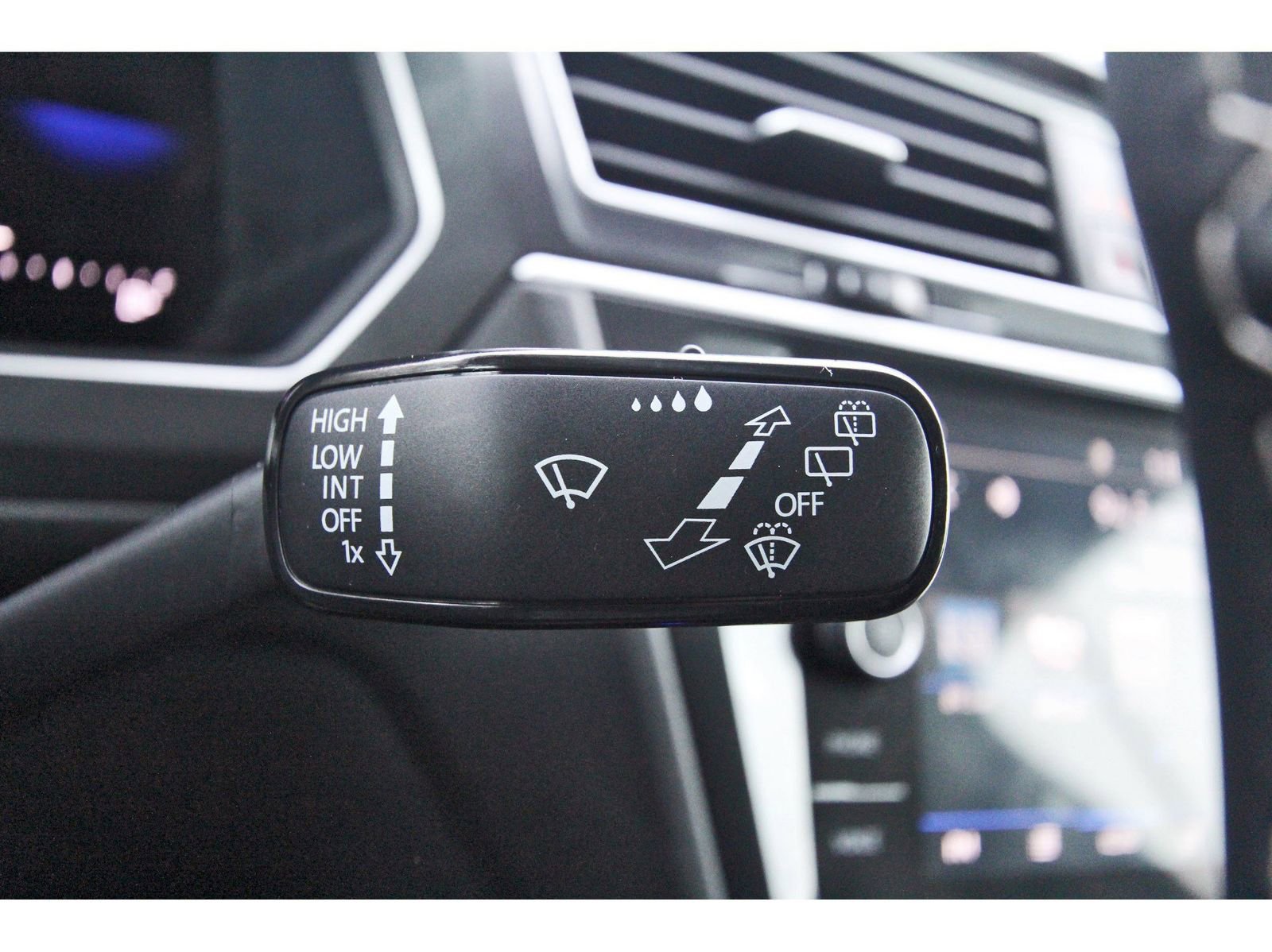 Used 2024 Volkswagen Tiguan SE w/ MDO Package, Three-Row image 22