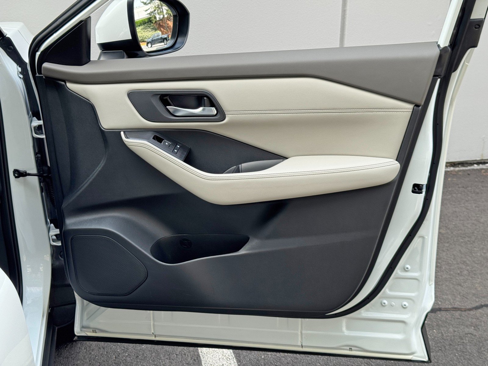 Used 2025 Nissan Rogue SL FWD image 40