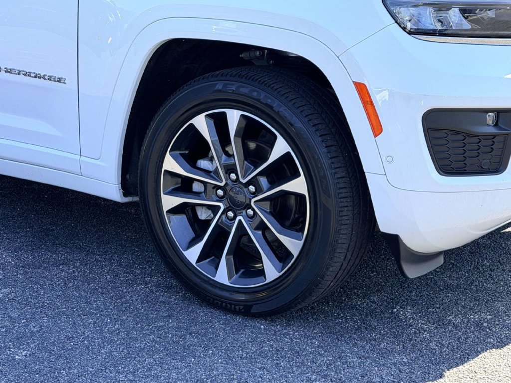 Certified 2023 Jeep Grand Cherokee Overland w/ Luxury Tech Group IV AWD/4WD image 7