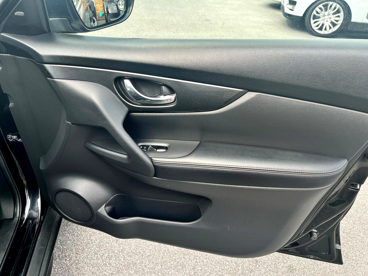 Used 2018 Nissan Rogue S image 19